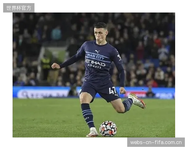 凯恩的“伪九号”角色激活两翼，为萨卡和福登的高速内切创造压迫后空间。
